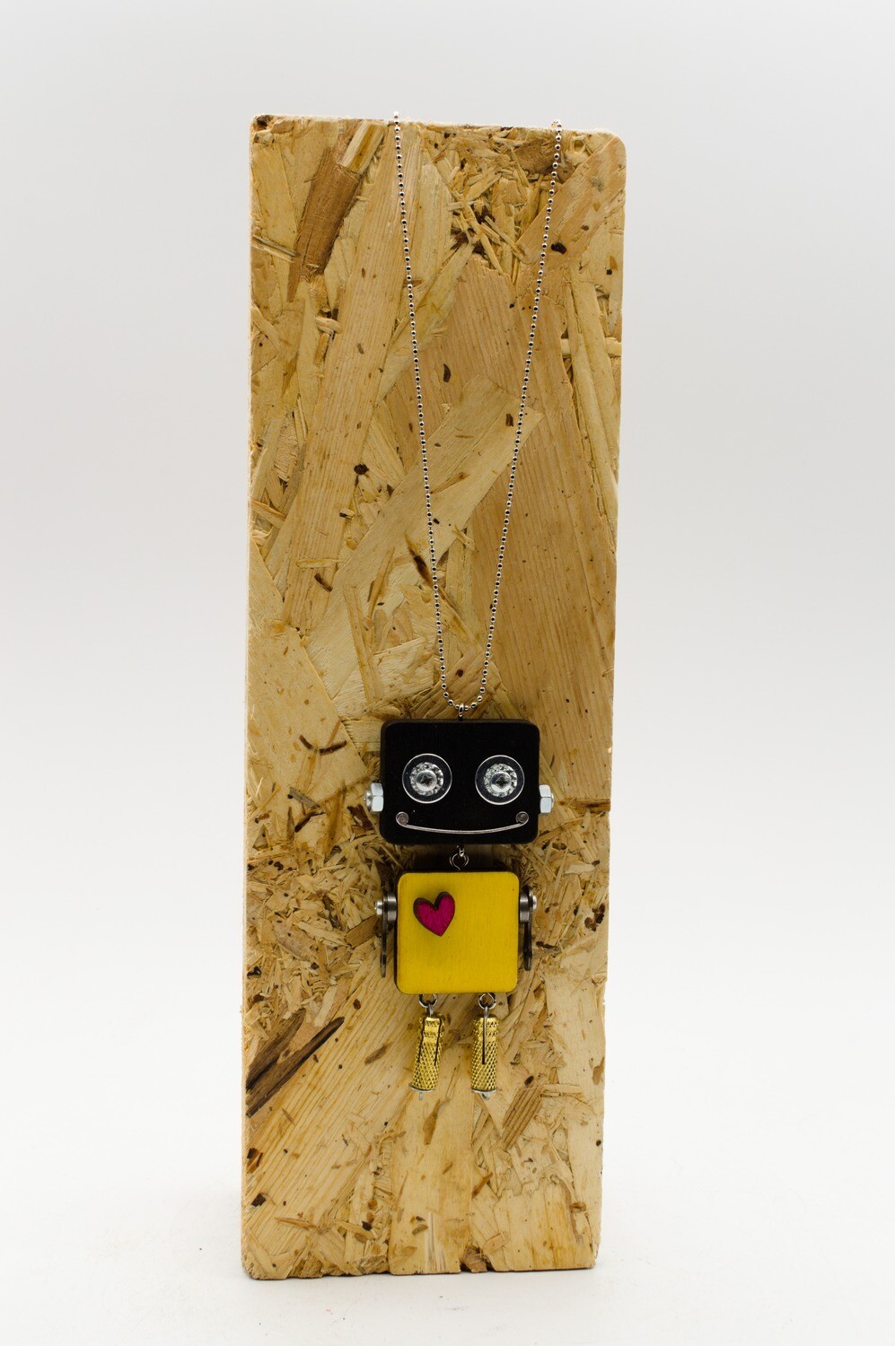 Ciondolo robot in legno tagliato a laser. Collana pendente fatta a mano