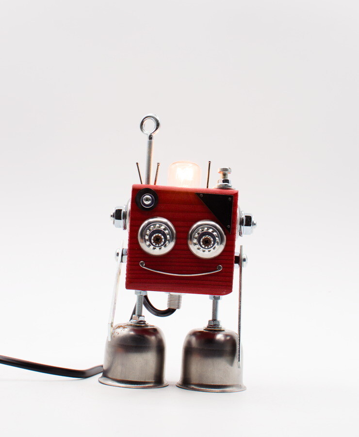 Robot lampada da tavolo in legno rosso lampada da comodino, fatta a mano con materiali di recupero