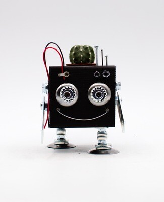 Vaso a forma di robot nero. Porta pianta in legno fatto a mano Vaso a forma di robot nero. Porta pianta in legno fatto a mano