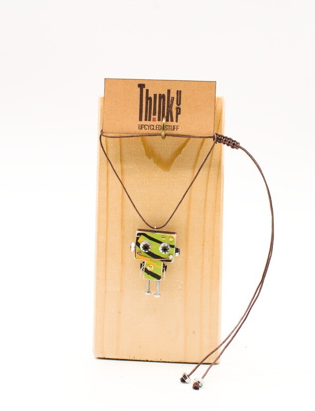 ciondolo robot in legno tagliato a laser. Collana pendente fatta a mano