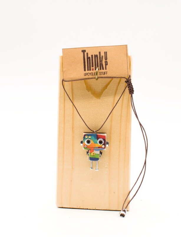 ciondolo robot in legno tagliato a laser. Collana pendente fatta a mano