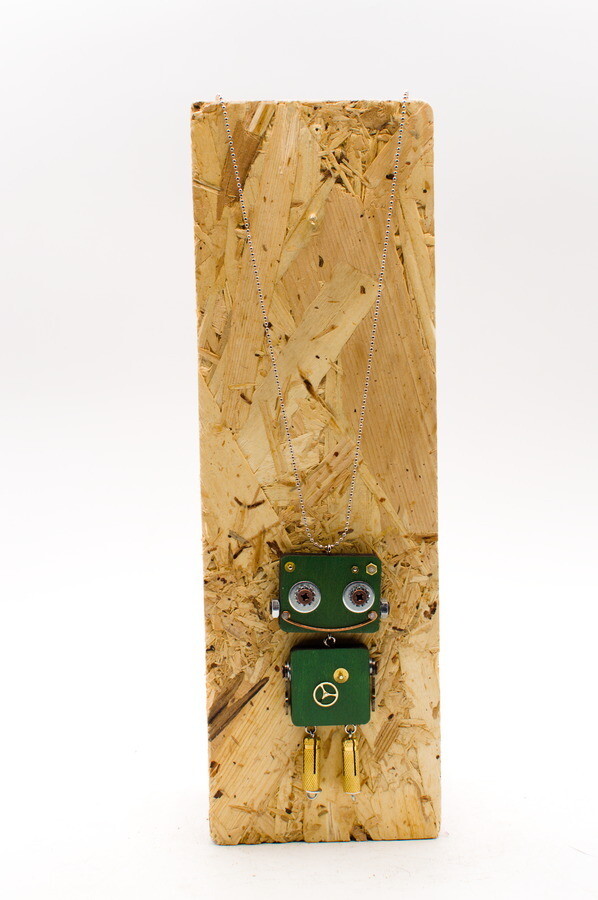 Ciondolo robot in legno tagliato a laser. Collana pendente fatta a mano