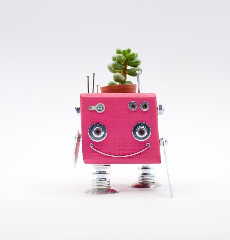 Vaso a forma di robot rosa. Porta pianta in legno fatto a mano Vaso a forma di robot rosa. Porta pianta in legno fatto a mano
