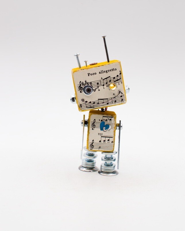 Luce di cortesia robot modello "NOTINI". Lampada di legno a batteria stile robot fatto a mano