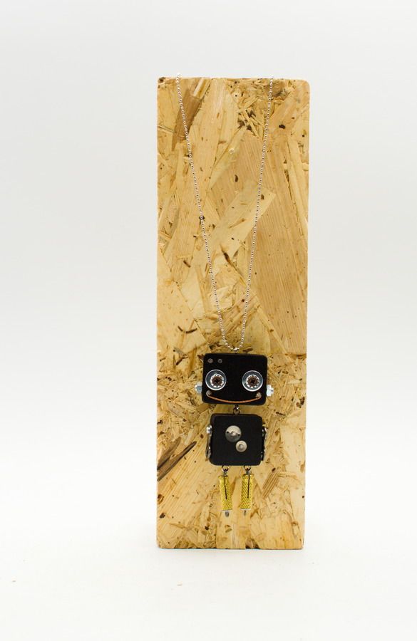 Ciondolo robot in legno tagliato a laser. Collana pendente fatta a mano Ciondolo robot in legno tagliato a laser. Collana pendente fatta a mano