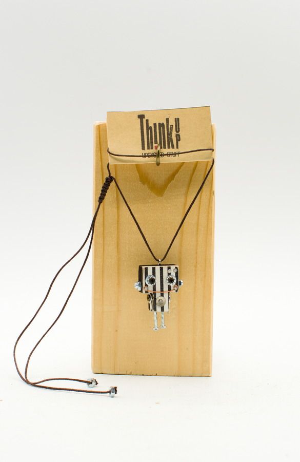 ciondolo robot in legno tagliato a laser. Collana pendente fatta a mano