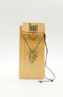 ciondolo robot in legno tagliato a laser. Collana pendente fatta a mano ciondolo robot in legno tagliato a laser. Collana pendente fatta a mano