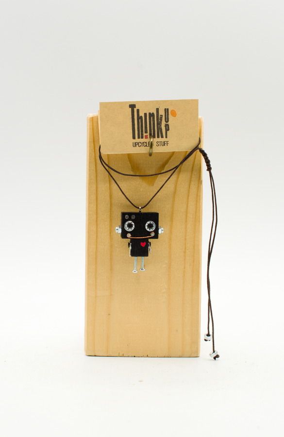 ciondolo robot in legno tagliato a laser. Collana pendente fatta a mano