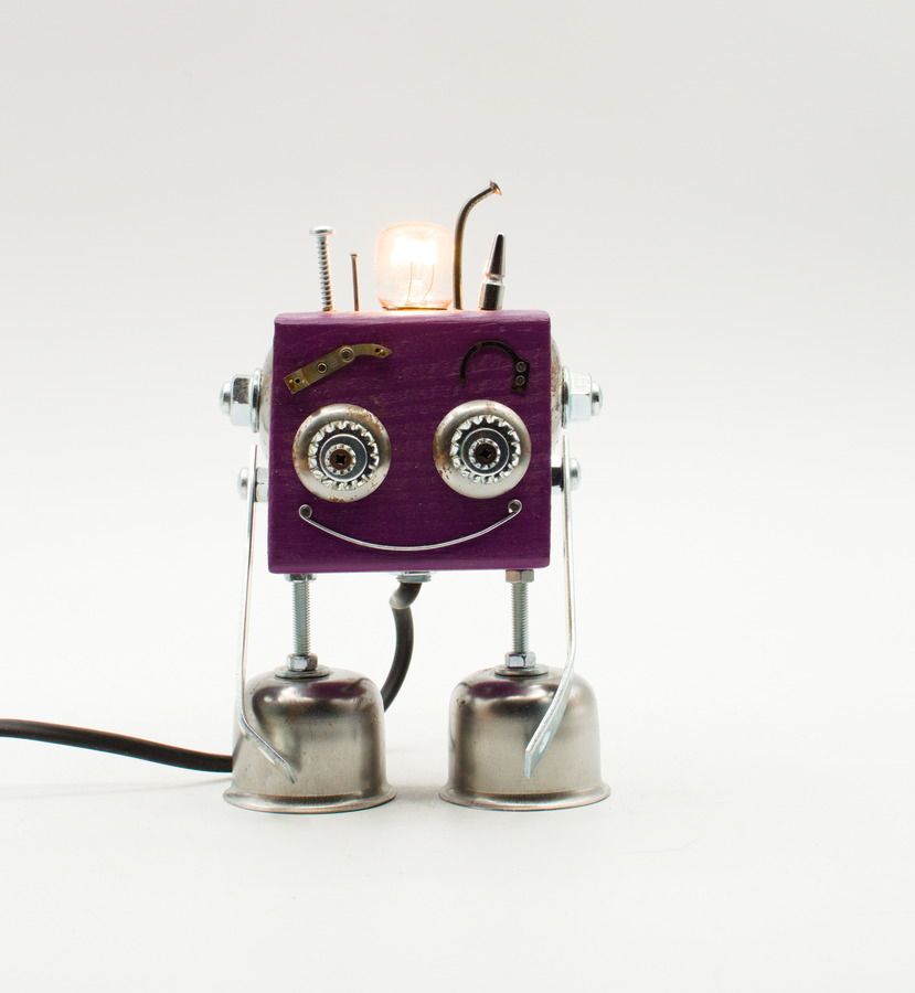 Robot lampada da tavolo in legno viola lampada da comodino, fatta a mano con materiali di recupero