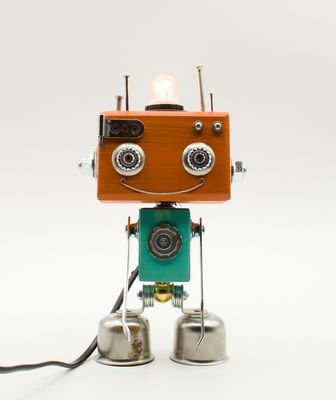 Robot lampada da tavolo in legno lampada da comodino, fatta a mano con materiali di recupero