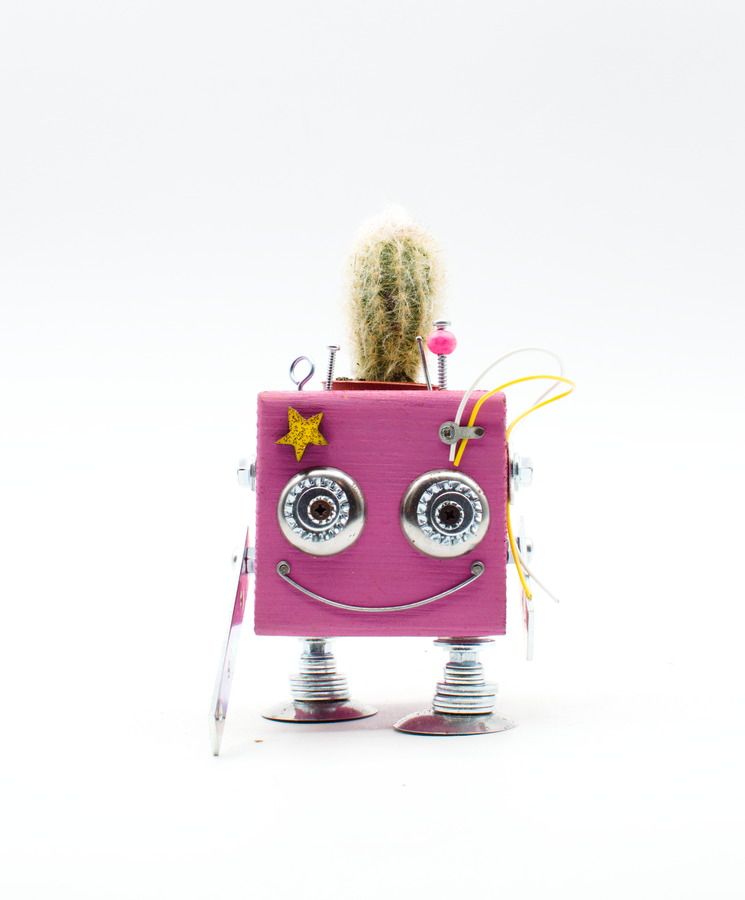 Vaso a forma di robot . Porta pianta in legno fatto a mano Vaso a forma di robot . Porta pianta in legno fatto a mano