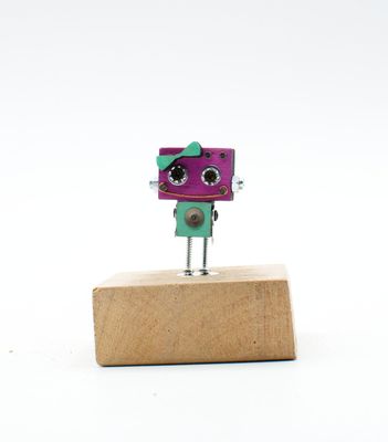 spilla robot in legno tagliato a laser. Spilla fatta a mano spilla robot in legno tagliato a laser. Spilla fatta a mano