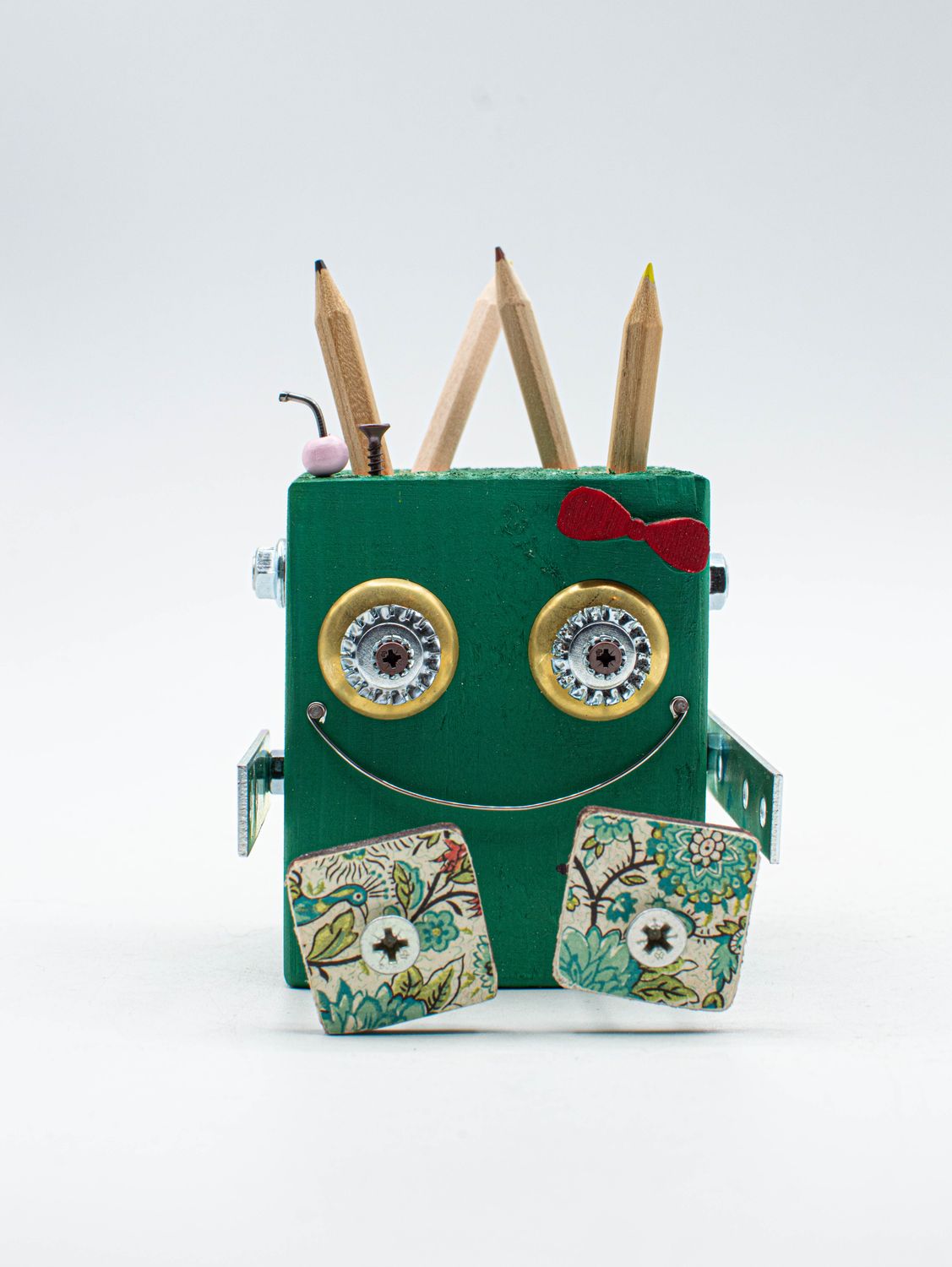 Portapenne a forma di robot verde fatto a mano