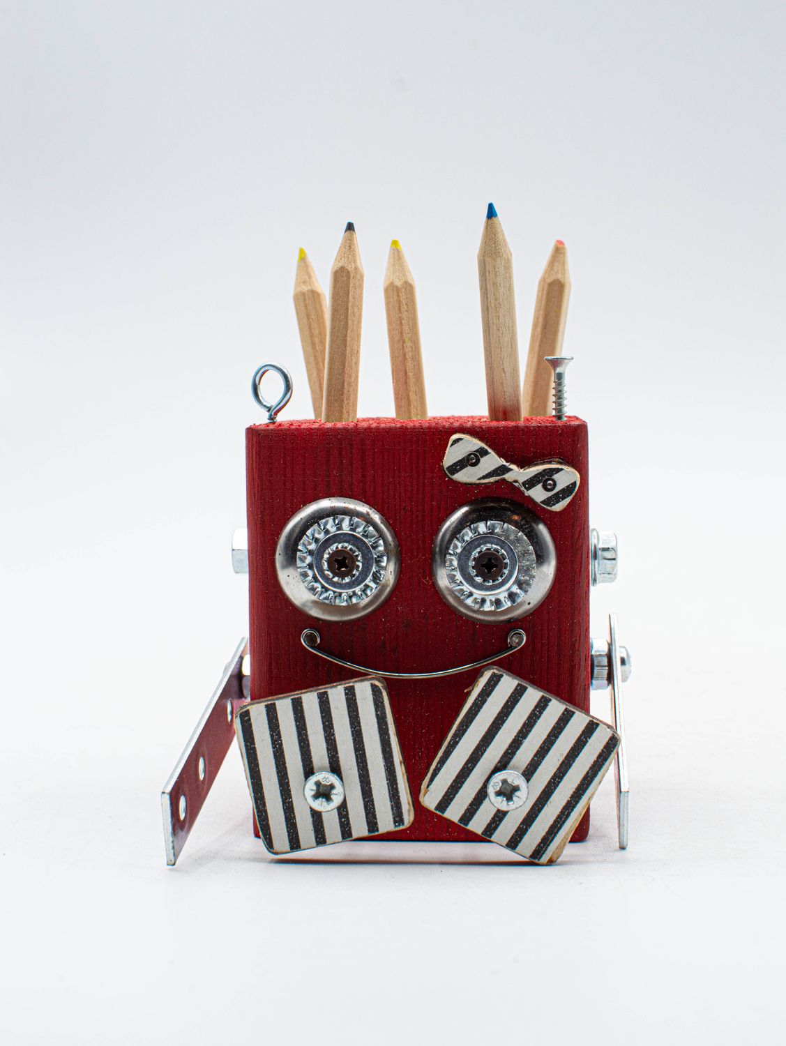 Portapenne a forma di robot rosso fatto a mano