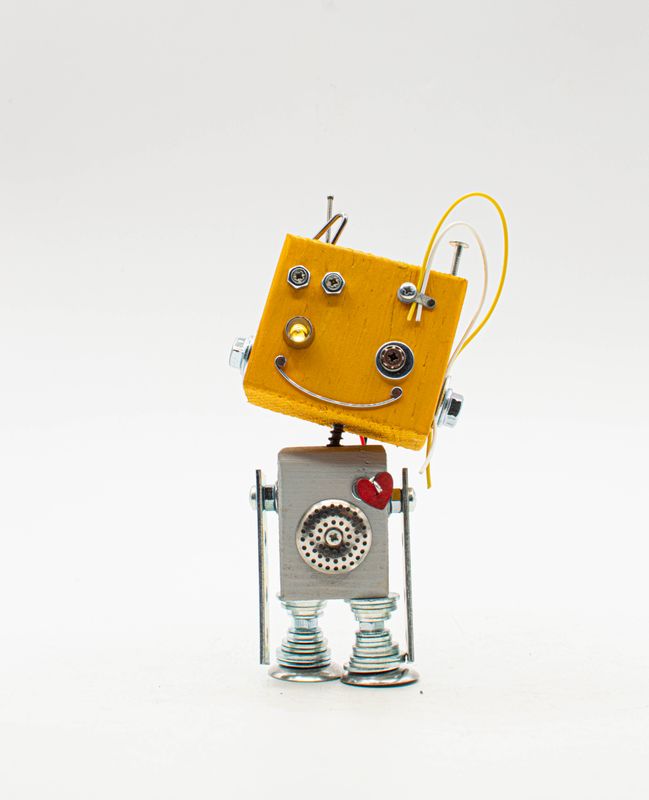 Luce di cortesia robot. Lampada di legno a batteria stile robot fatto a mano