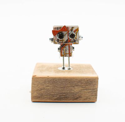 spilla robot in legno tagliato a laser. Spilla fatta a mano spilla robot in legno tagliato a laser. Spilla fatta a mano
