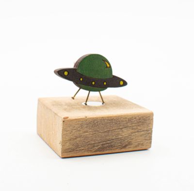 spilla robot in legno tagliato a laser. Spilla fatta a mano spilla robot in legno tagliato a laser. Spilla fatta a mano