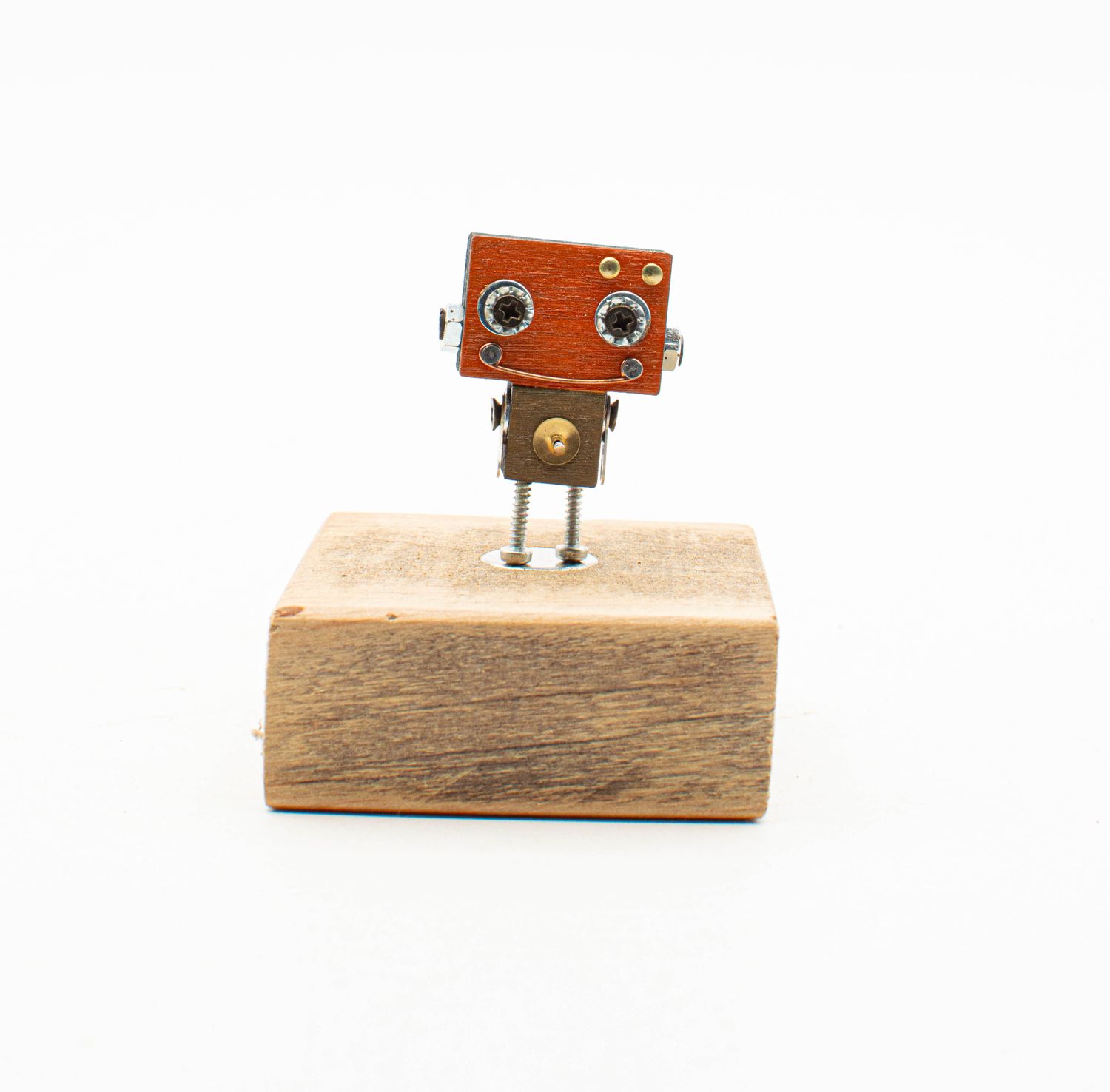 spilla robot in legno tagliato a laser. Spilla fatta a mano