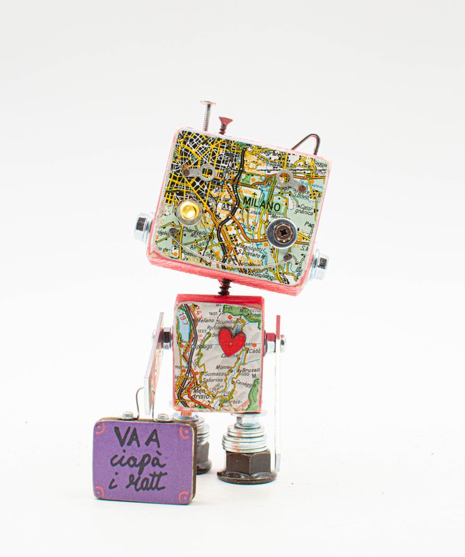 Luce di cortesia robot. Lampada di legno a batteria stile robot modello VIAGGIATORE "Va a ciapà i ratt" fatto a mano