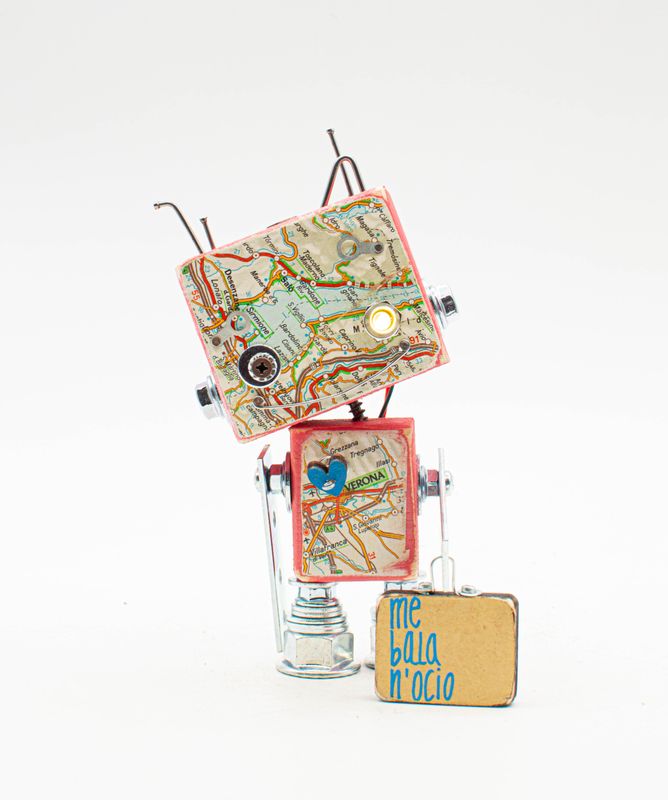 Luce di cortesia robot. Lampada di legno a batteria stile robot modello VIAGGIATORE "Me balla n'ocio!" fatto a mano