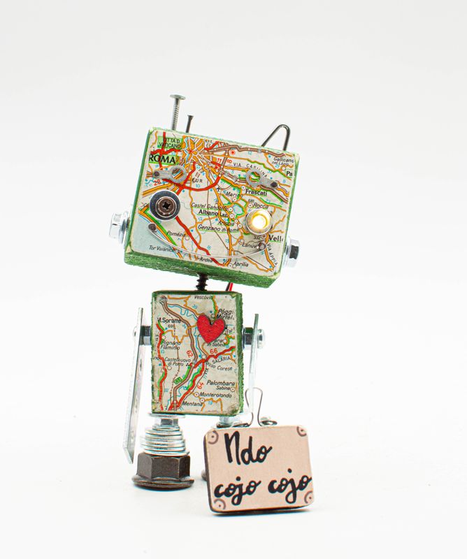 Luce di cortesia robot. Lampada di legno a batteria stile robot modello VIAGGIATORE "Ndo cojo cojo" fatto a mano