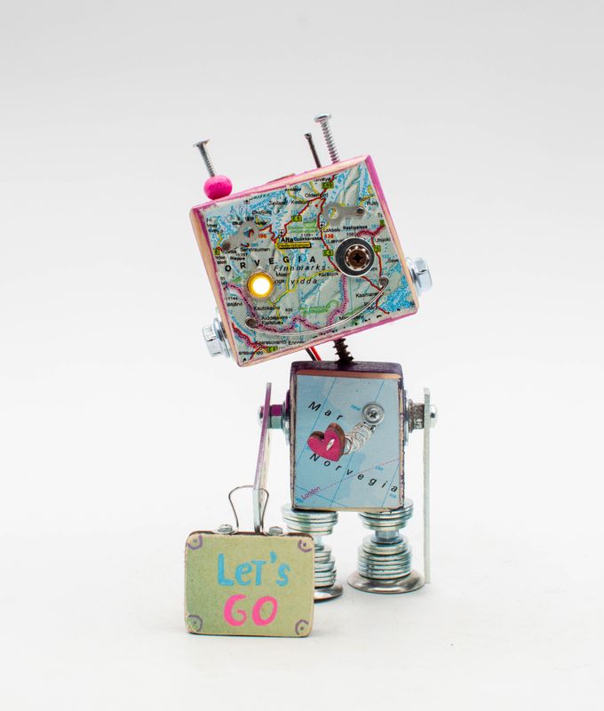 Luce di cortesia robot. Lampada di legno a batteria stile robot modello VIAGGIATORE fatto a mano