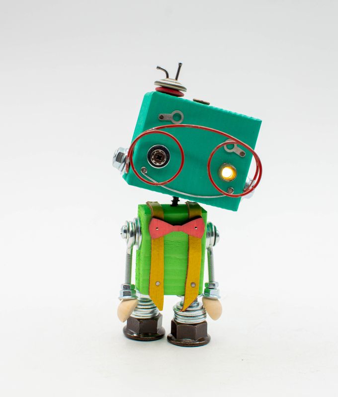 Luce di cortesia robot. Lampada di legno a batteria stile robot fatto a mano