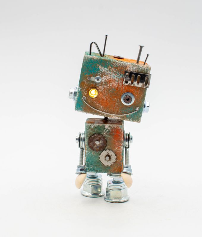 Luce di cortesia robot. Lampada di legno a batteria stile robot modello "RUST" fatto a mano