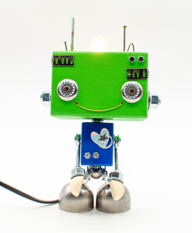 Robot lampada da tavolo in legno lampada da comodino, fatta a mano con materiali di recupero Robot lampada da tavolo in legno lampada da comodino, fatta a mano con materiali di recupero