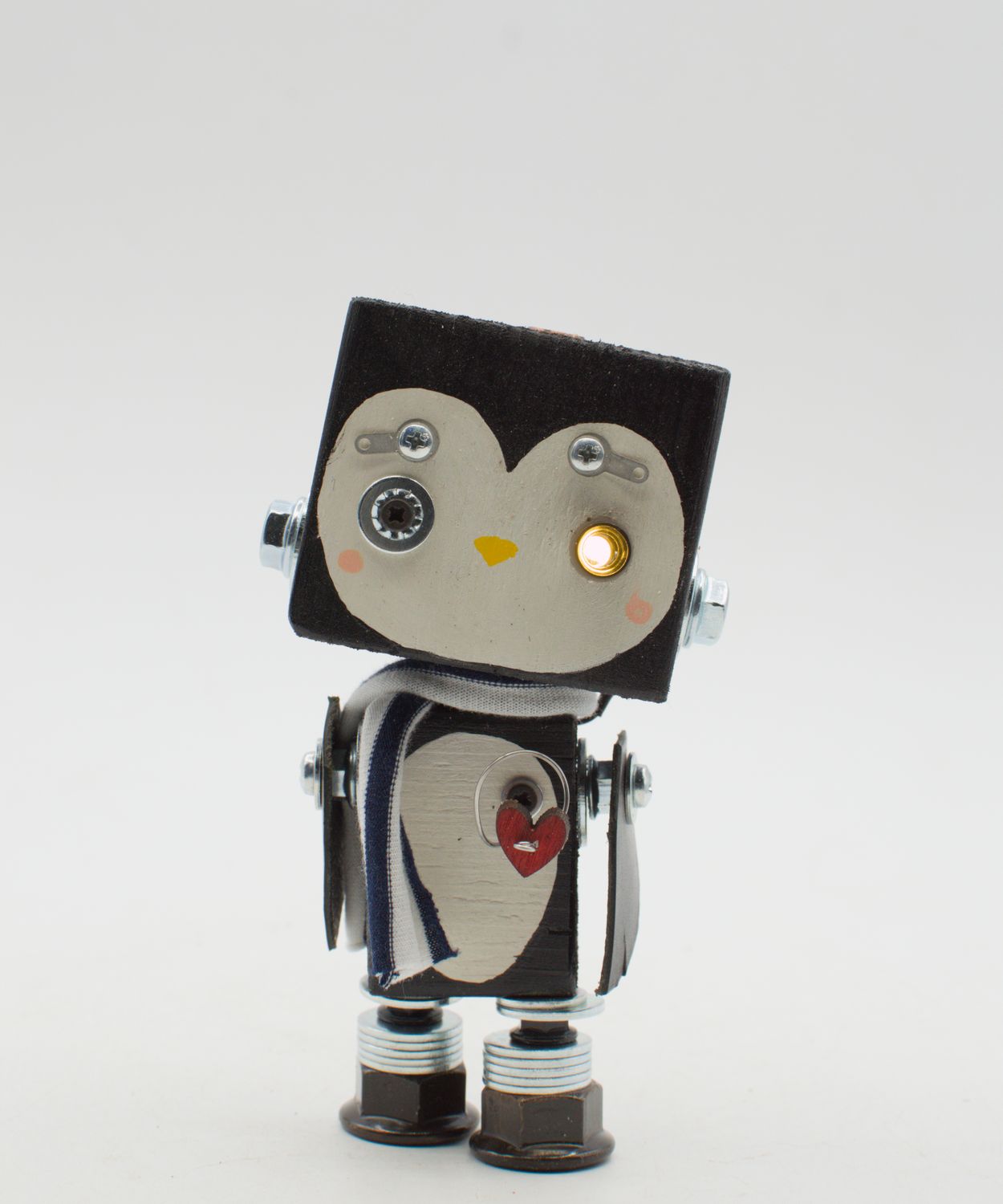 Luce di cortesia robot. Lampada di legno a batteria stile robot modello Luce di cortesia robot. Lampada di legno a batteria stile robot modello "PINGUINO" fatto a mano