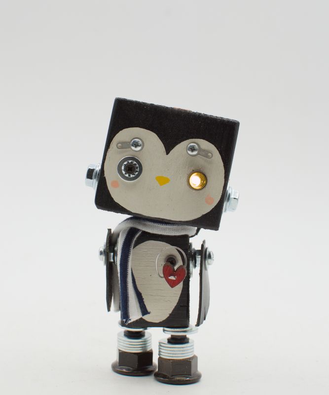 Luce di cortesia robot. Lampada di legno a batteria stile robot modello "PINGUINO" fatto a mano