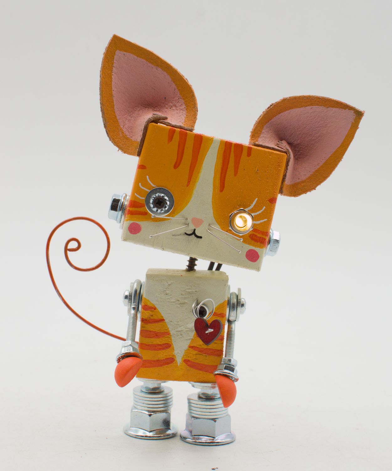 Luce di cortesia robot. Lampada di legno a batteria stile robot modello Luce di cortesia robot. Lampada di legno a batteria stile robot modello "GATTINO" fatto a mano