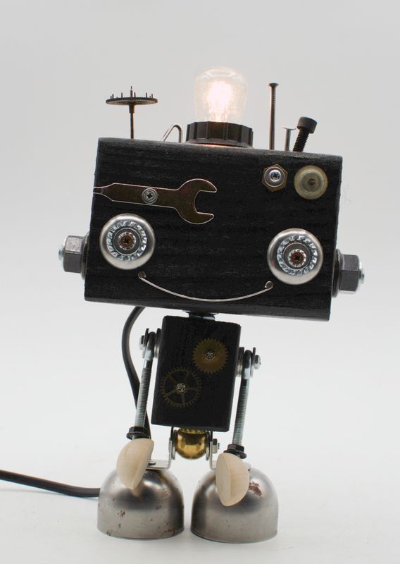 Robot lampada da tavolo in legno lampada da comodino, fatta a mano con materiali di recupero