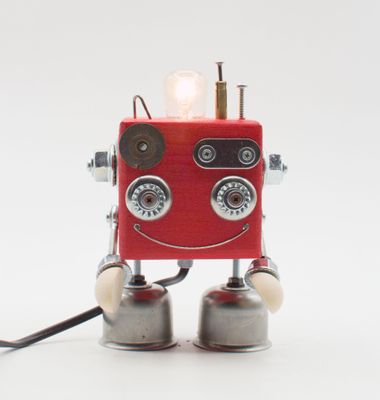 Robot lampada da tavolo in legno ROSSA lampada da comodino, fatta a mano con materiali di recupero