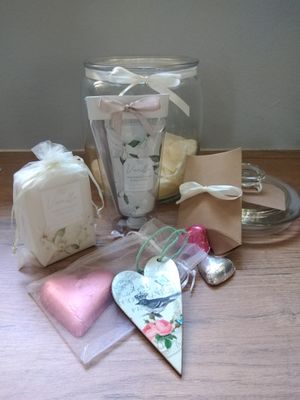 Custom Mother&#39;s Day 2022 - Gift Cream (Open)