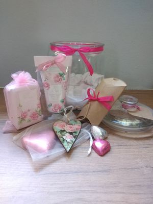 Custom Mother&#39;s Day 2022 - Gift Pink (Open)