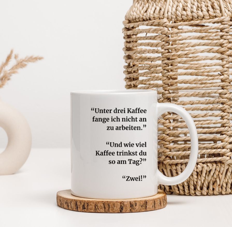 Tasse mit lustigem Spruch. Unter drei Kaffee fange ich nicht an zu arbeiten.
Und wie viel Kaffee trinkst du so am Tag?
Zwei!

