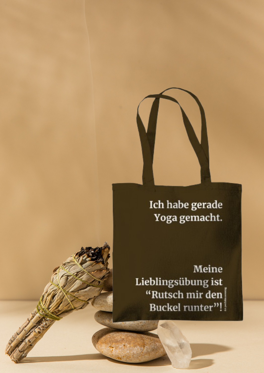 Baumwoll-Beutel in der Farbe Olive mit lustigem Spruch: Ich habe gerade Yoga gemacht.
Meine Lieblingsübung ist Rutsch mir den Buckel runter!
