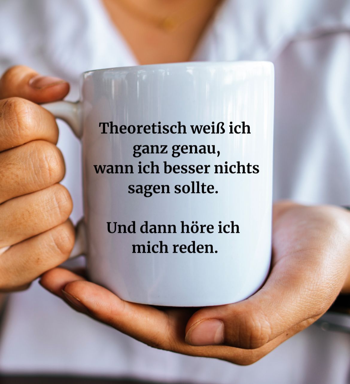 Tasse mit lustigem Spruch. Theoretisch weiß ich ganz genau, wann ich besser nichts sagen sollte. Und dann höre  ich mich reden.