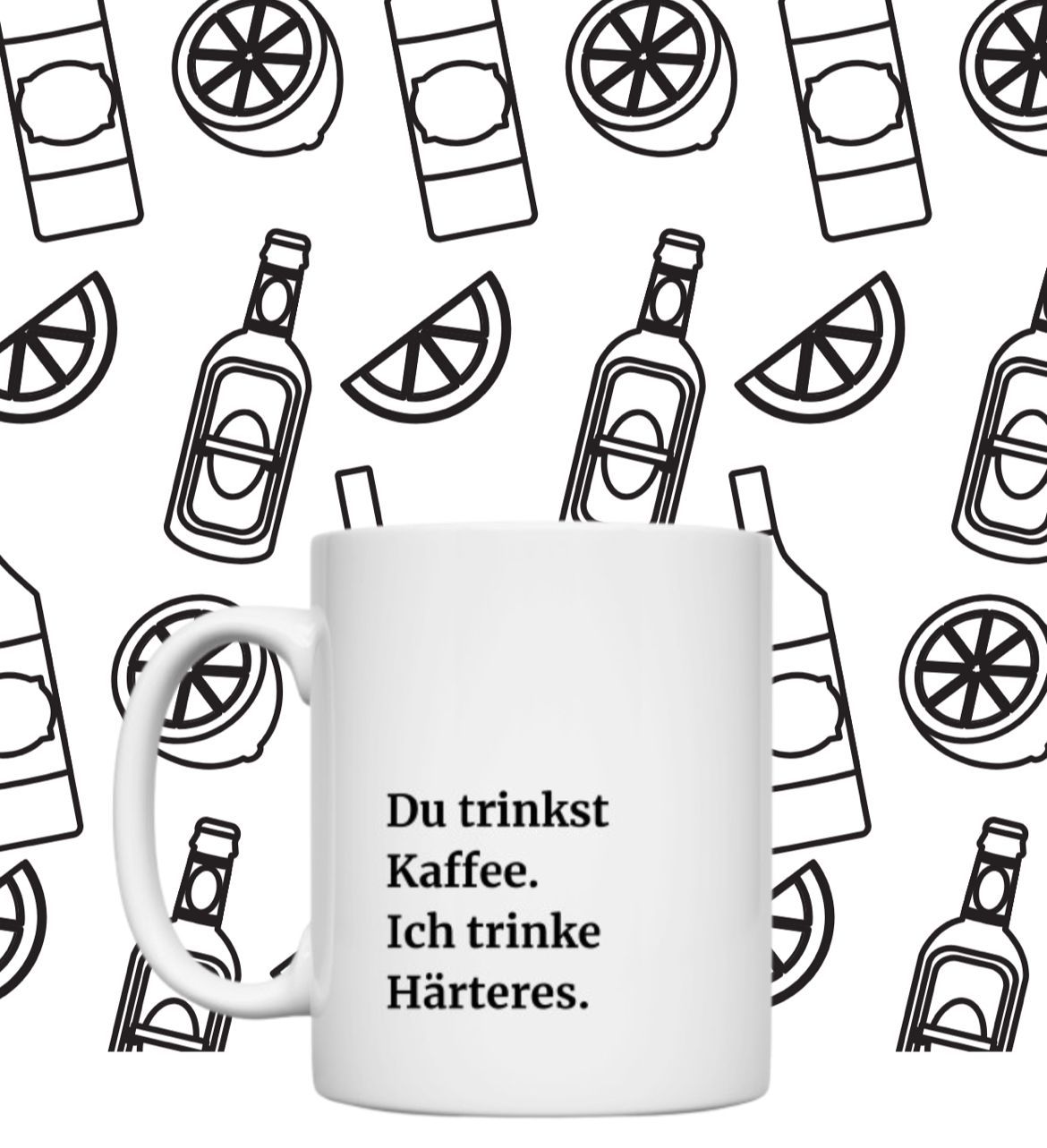 Tasse mit lustigem Spruch. Du trinkst Kaffee. Ich trinke Härteres.
