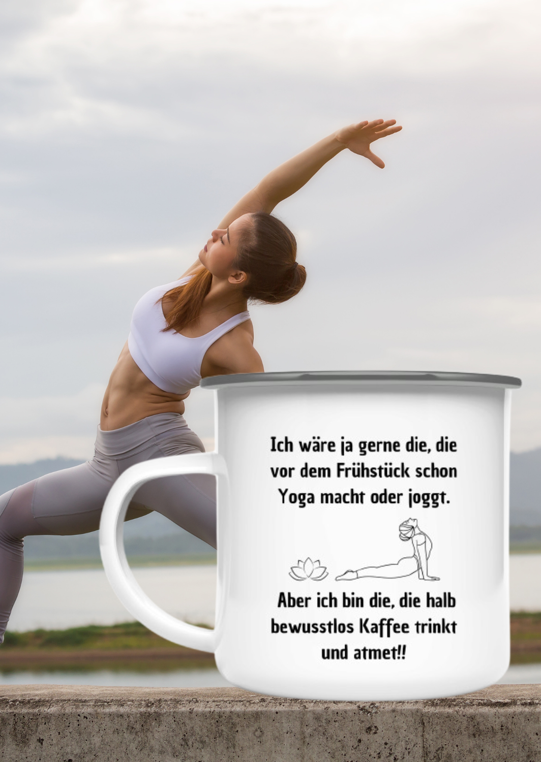 Emaille Becher mit lustigem Spruch.​ Ich wäre ja gerne die, die vor dem Frühstück schon Yoga macht oder joggt. Aber ich bin die, die halb bewusstlos Kaffee trinkt und atmet!