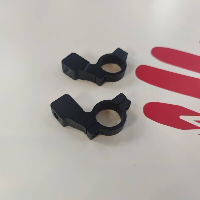 Set de dos soportes abrazadera para retrovisores M10 para manillares de 22mm (7/8") Negro