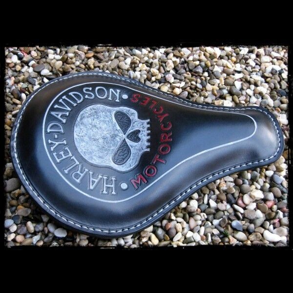 ASIENTO UNIVERSAL HARLEY DAVIDSON SKULL IRON RED