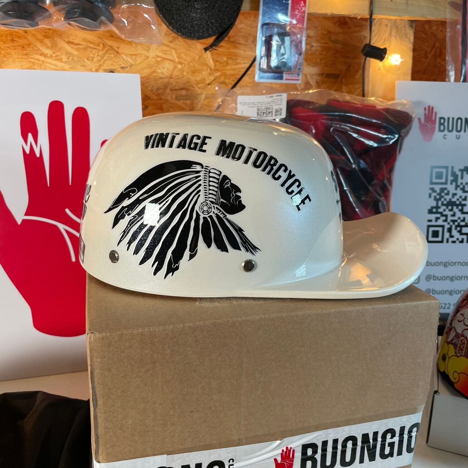 Casco con visera tipo gorra Cap con diseño Indian blanco