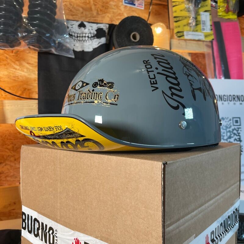 Casco con visera tipo gorra Cap con diseño Indian Gris y amarillo