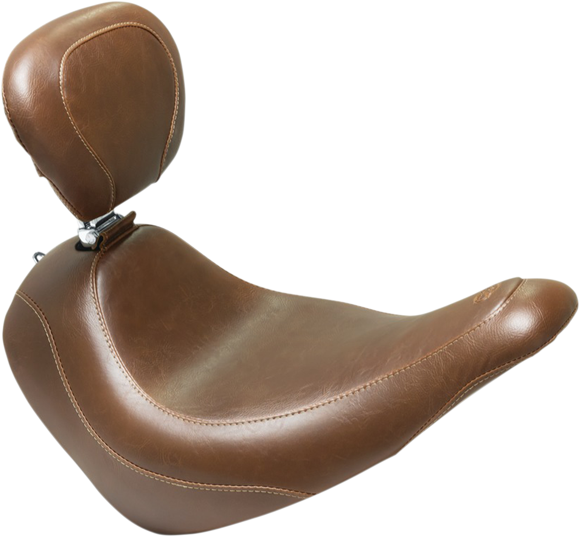 Asiento MUSTANG ancho Tripper™ con respaldo marrón para Harley Davidson Sostail