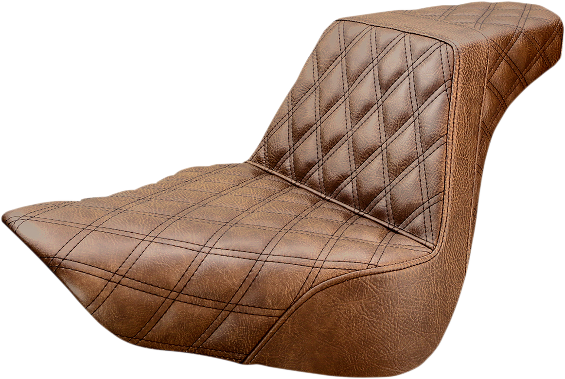 Asiento SADDLEMEN Step-Up marrón rombos para Harley Davidson Softail