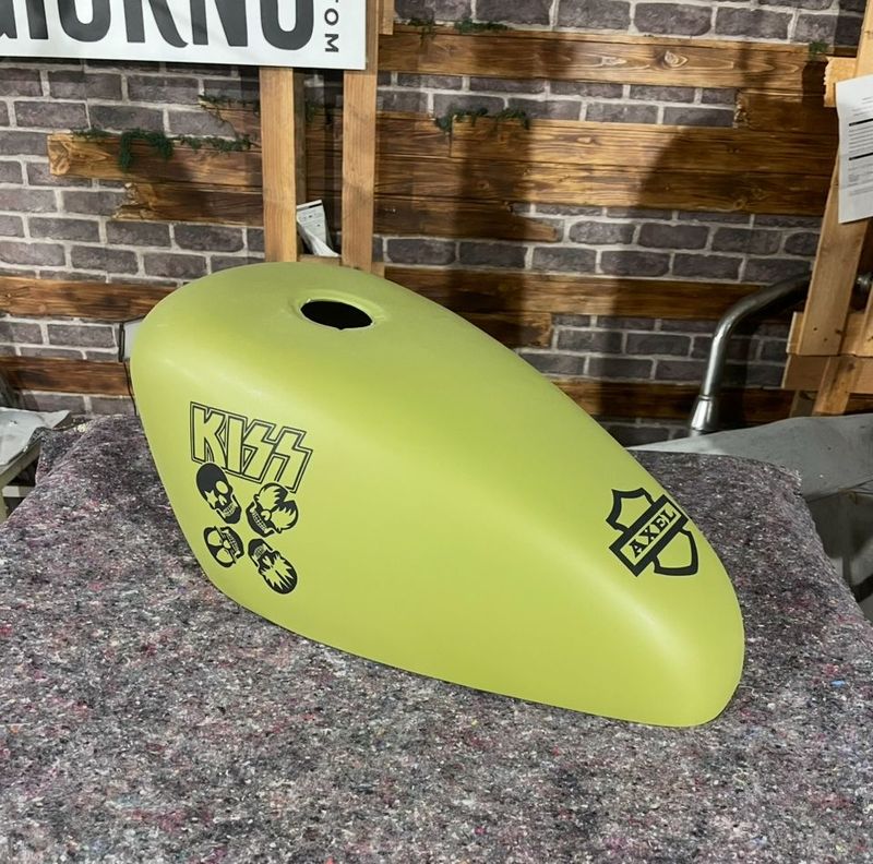 1983-2022 XL- Carcasa funda cubre depósito de gasolina Verde Militar Kiss AC/DC para todos los años y modelos de XL Sportster