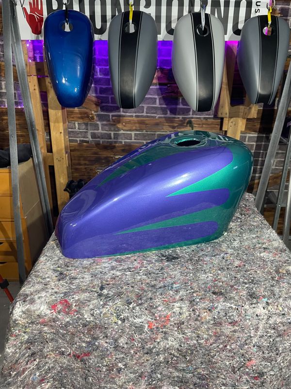 1983-2022 XL- Carcasa funda cubre depósito de gasolina Morado y verde para todos los años y modelos de XL Sportster