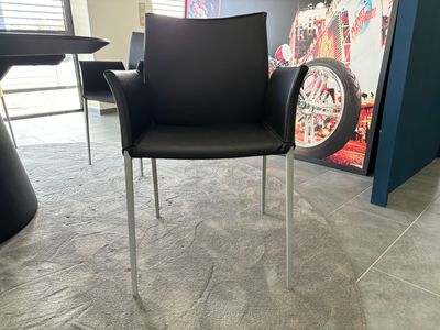 Zanotta Stuhl Modell Lia in Leder Schwarz Zanotta Stuhl Modell Lia in Leder Schwarz